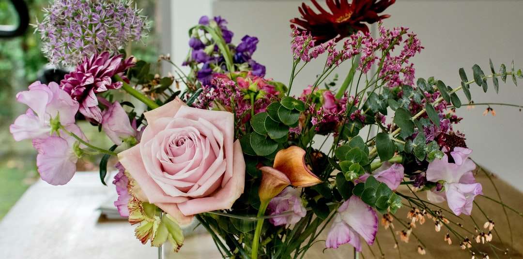 růžové růže a fialové květy skládačky online