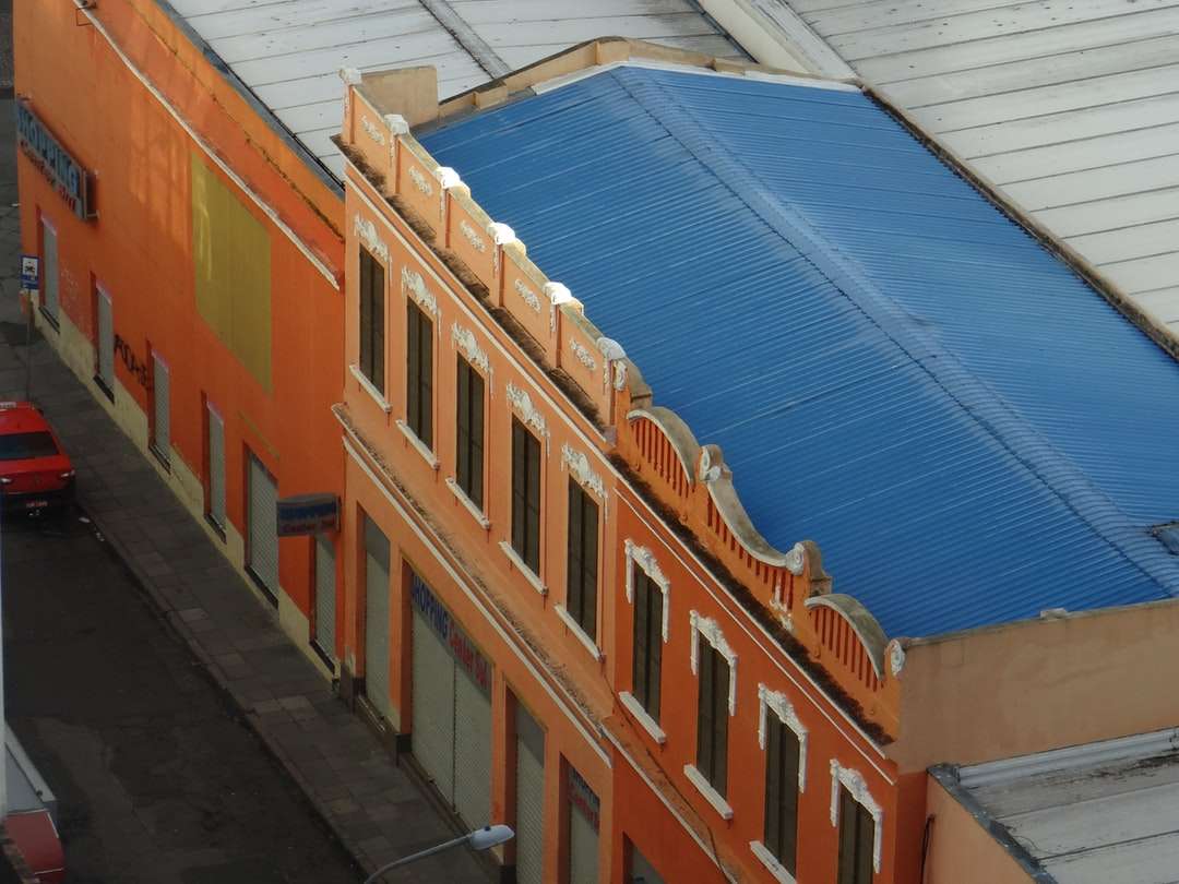 синьо-коричневий бетонну будівлю пазл онлайн