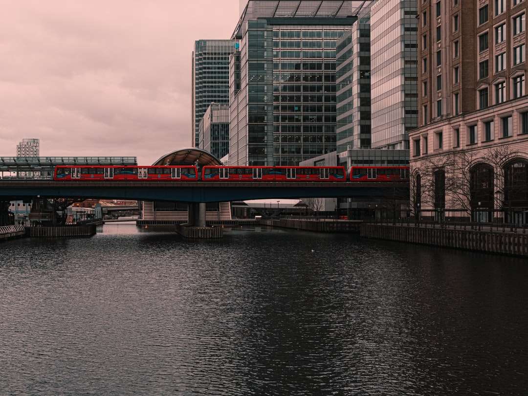 高層ビルの近くの川に架かる赤い橋 オンラインパズル