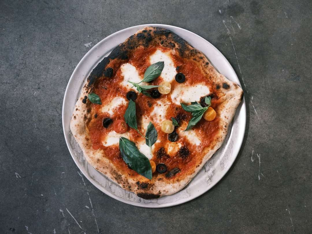 πίτσα σε λευκό κεραμικό πιάτο παζλ online