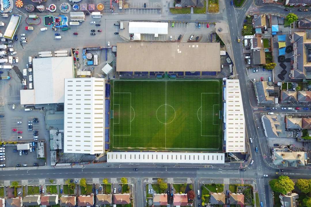 letecký pohled na fotbalové hřiště během dne online puzzle