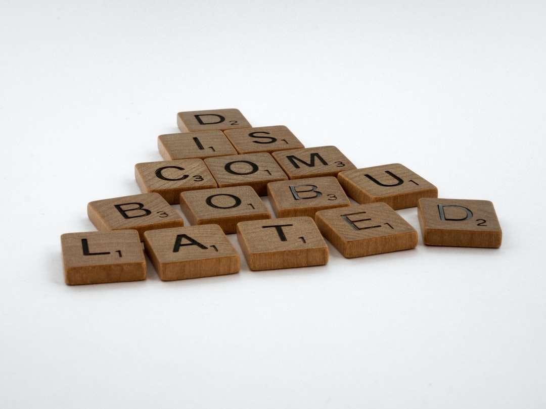 Blocs de bois bruns sur une surface blanche puzzle en ligne