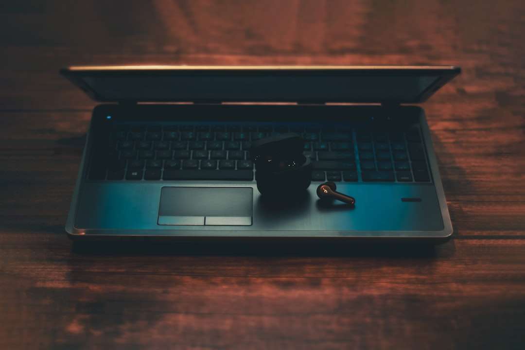 computer portatile nero e grigio con mouse con filo nero puzzle online