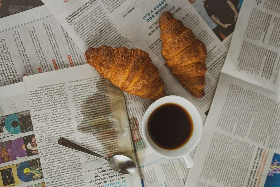 tazza in ceramica bianca con caffè accanto a pane integrale puzzle online