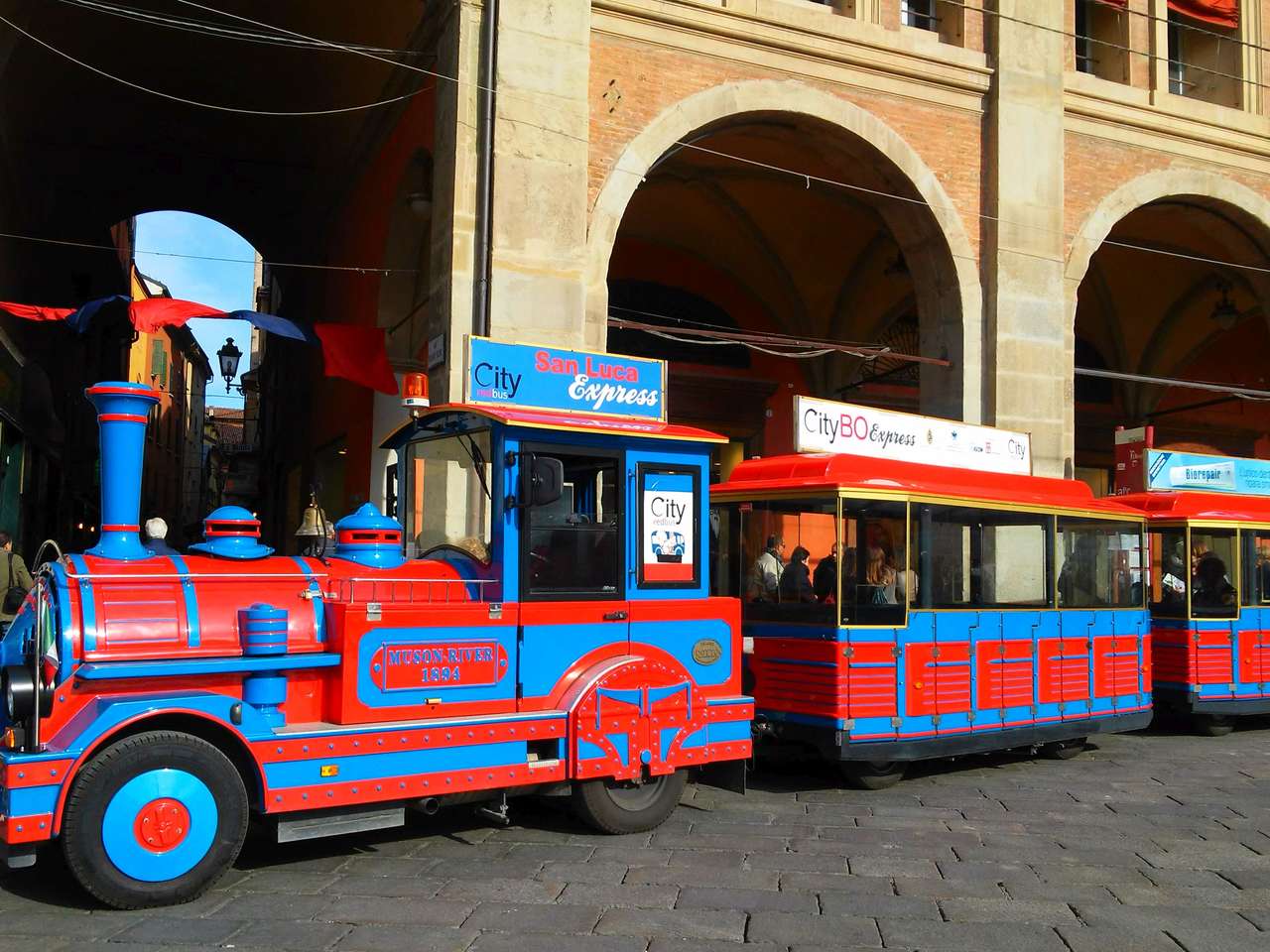 Un train choo-choo à Bologne puzzle en ligne