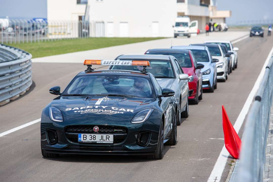черно Porsche 911 на път през деня онлайн пъзел