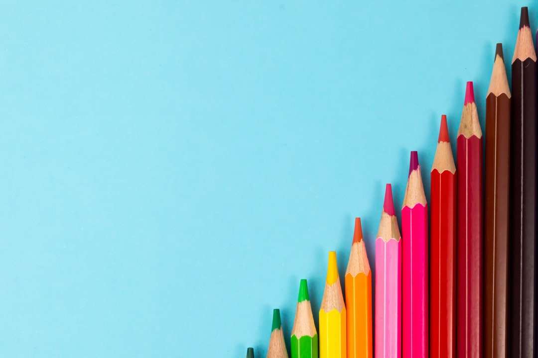 rózsaszín sárga zöld és kék színű ceruzák online puzzle