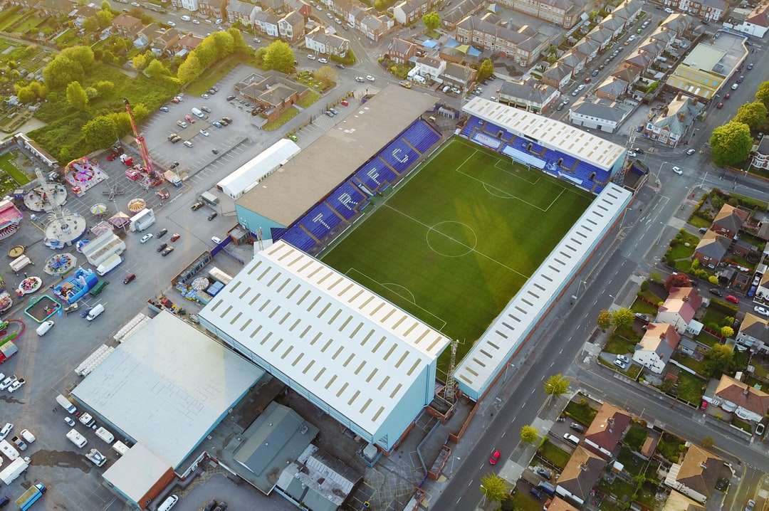 vista aérea do campo de futebol durante o dia puzzle online