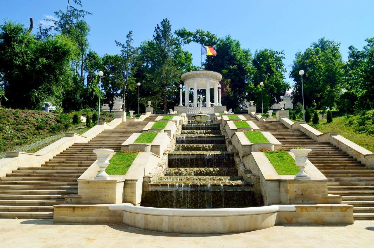 Característica del agua de Chisinau en el parque en Moldavia rompecabezas en línea