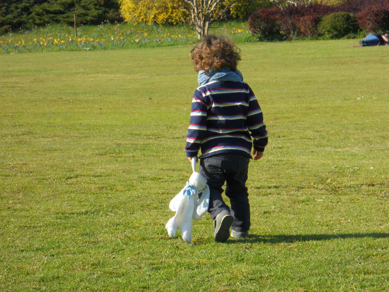 Dítě v parku skládačky online