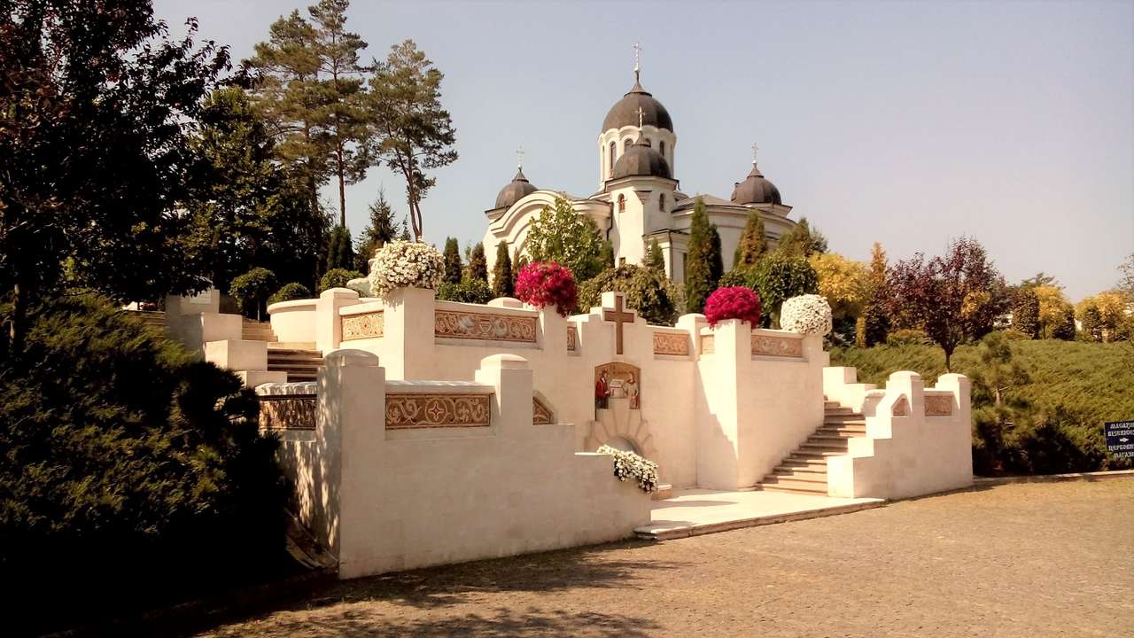 Църква и парк в Молдова онлайн пъзел