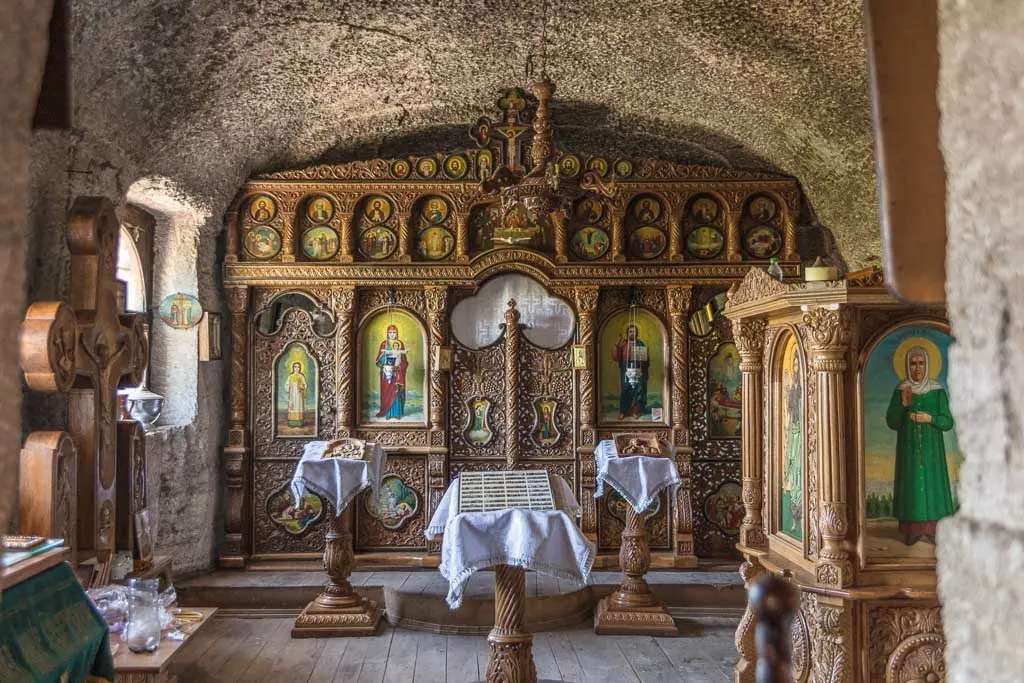 Orheiul Vechi-kerk in Moldavië legpuzzel online