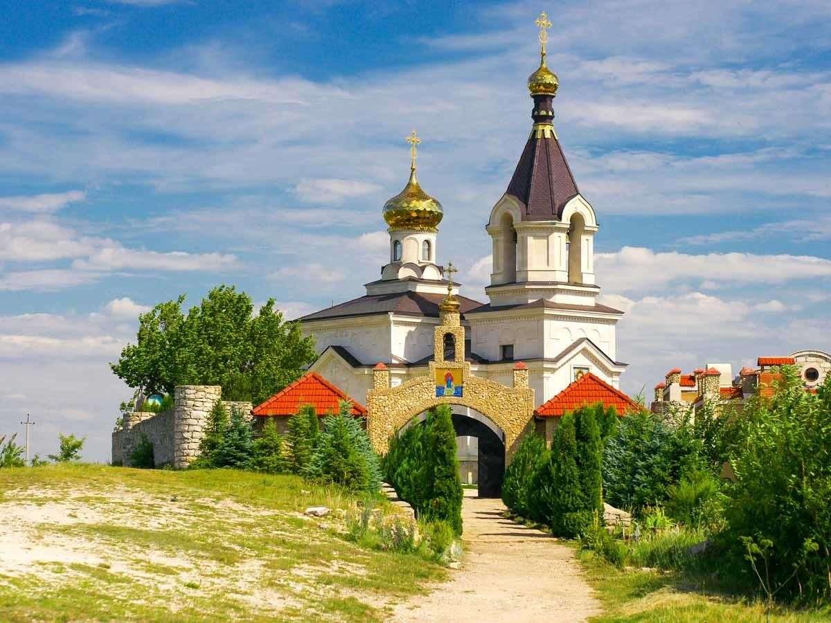 Kirchenanlage in Moldawien Puzzlespiel online