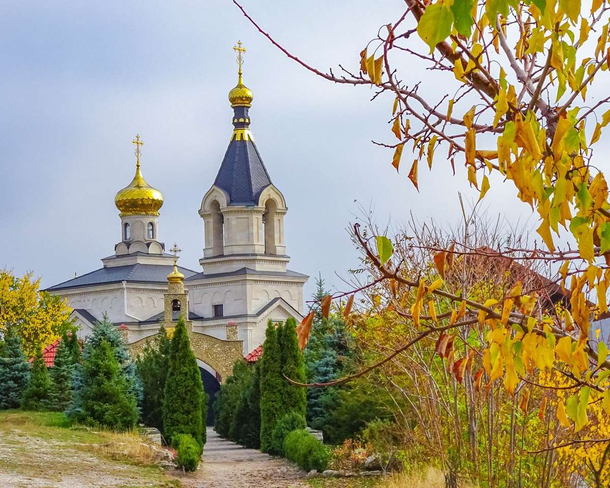 Templomegyüttes Moldovában online puzzle