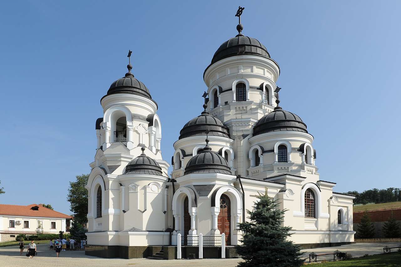 Kostel v Kišiněvě v Moldavsku online puzzle