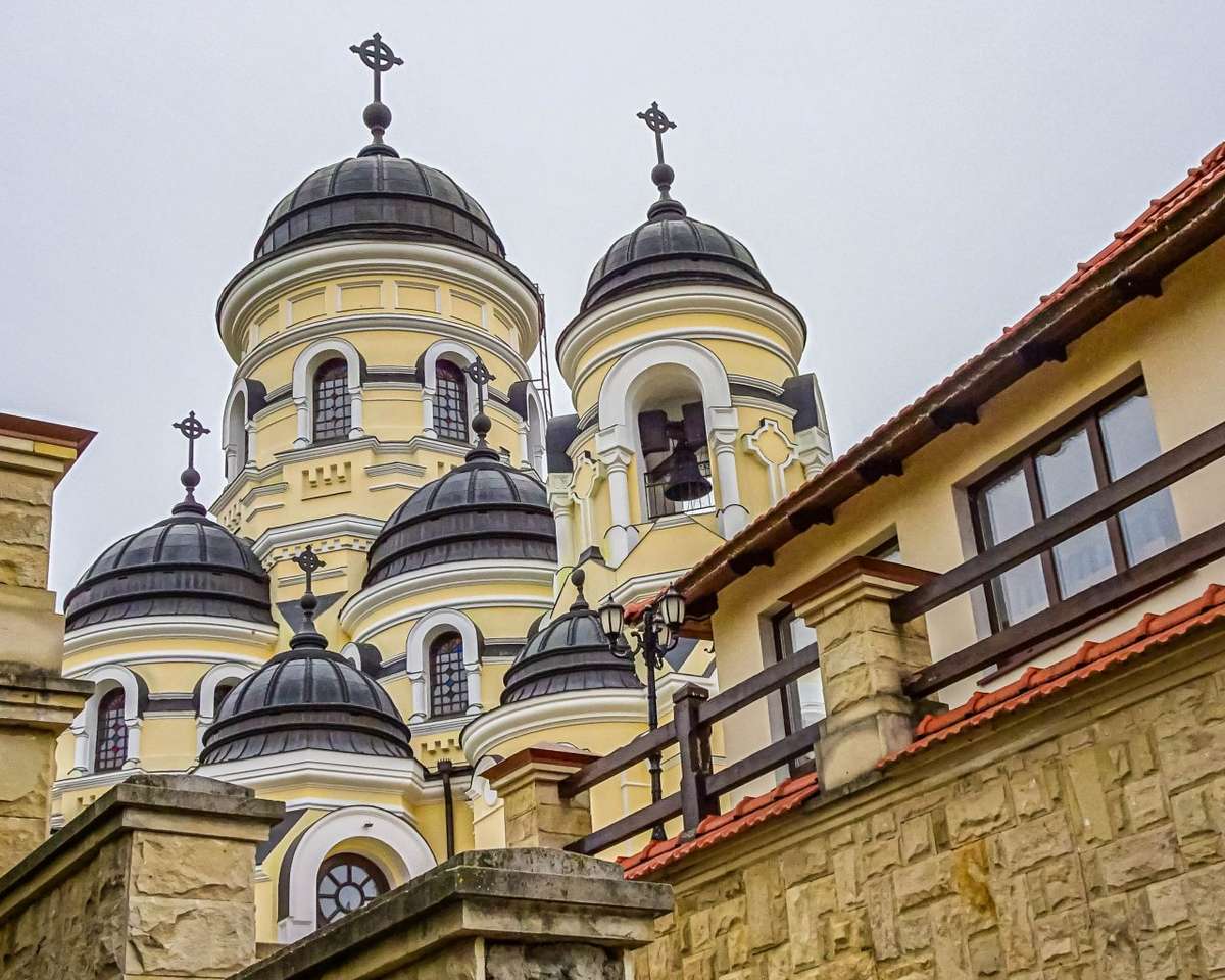 Église de Capriana en Moldavie puzzle en ligne