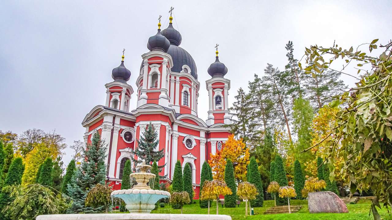 Edificio de la iglesia en Moldavia rompecabezas en línea