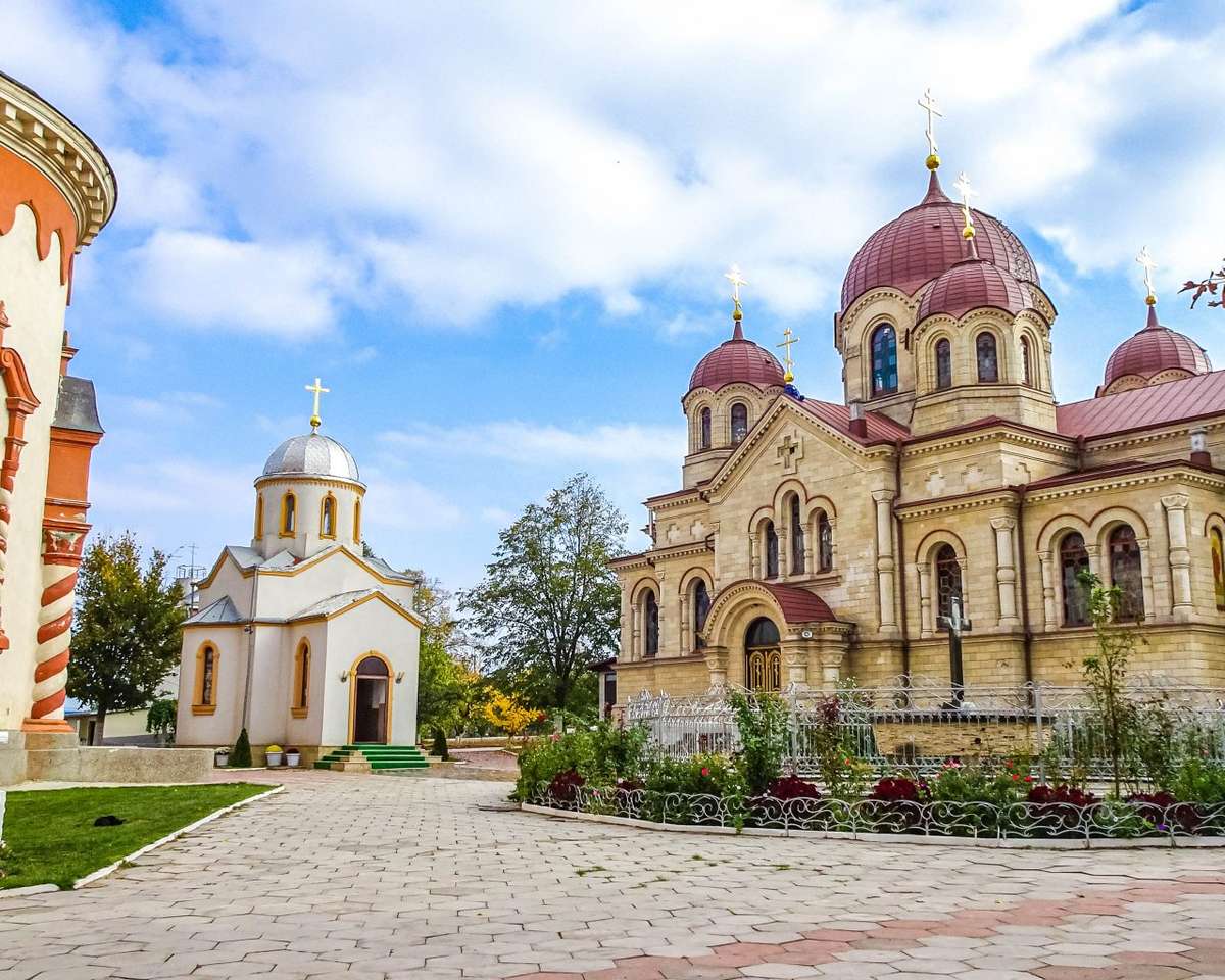 Templomépítés Moldovában online puzzle