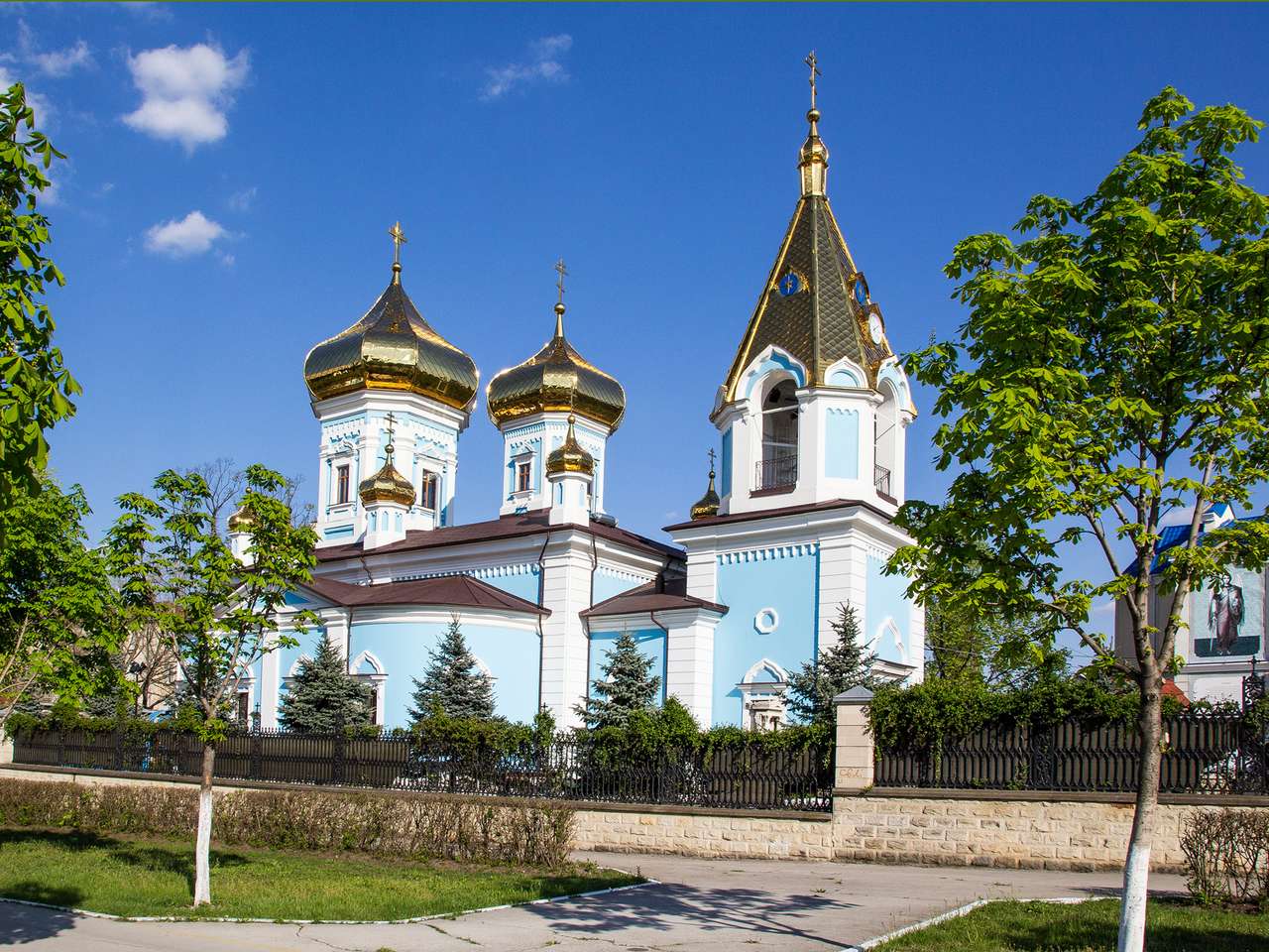 Templomépítés Moldovában online puzzle