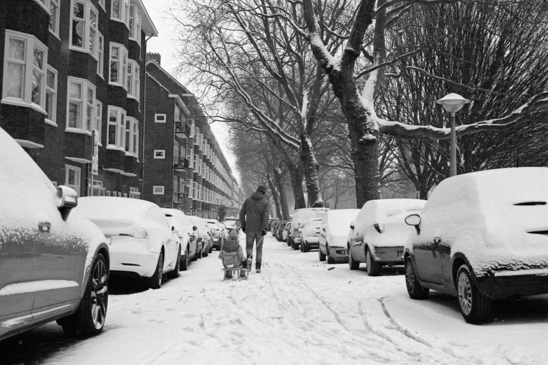 Човек в черно яке Ходене по покрит сняг път онлайн пъзел