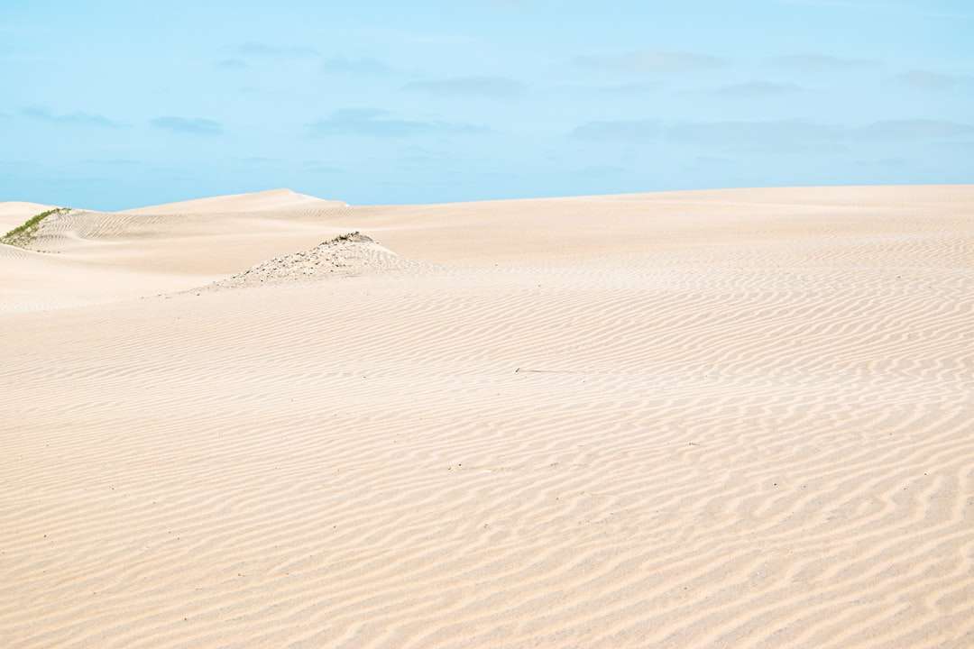 коричневий пісок під блакитним небом в денний час онлайн пазл