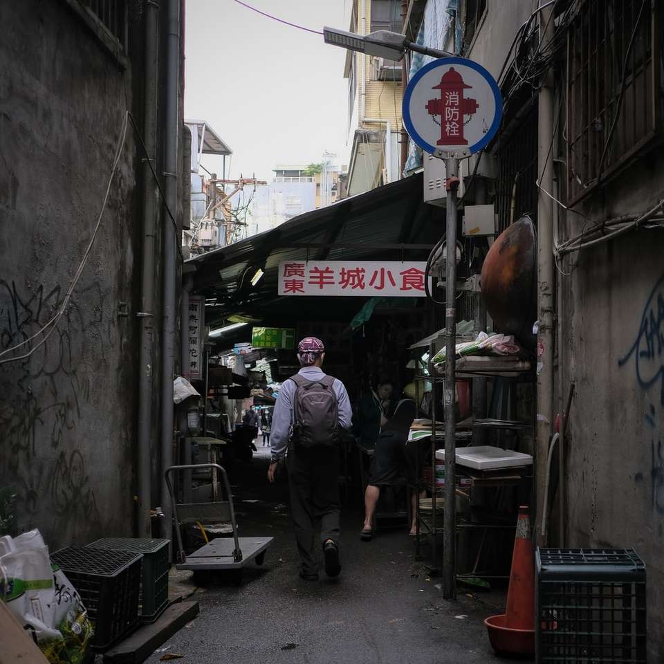 άντρας σε μαύρο σακάκι και τζιν μπλε τζιν στέκεται κοντά σε άντρα παζλ online