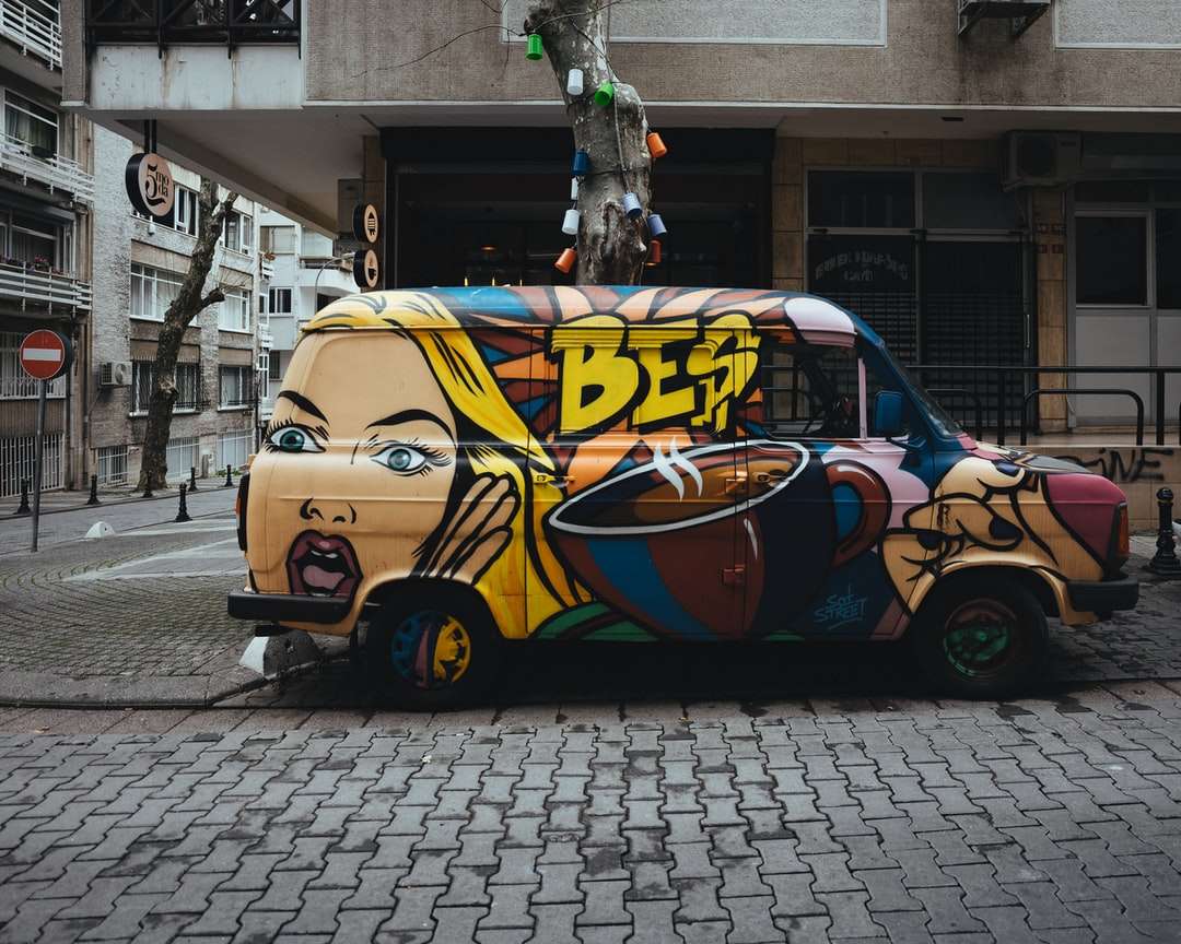 blauer und gelber Volkswagen Käfer auf Bürgersteig geparkt Online-Puzzle