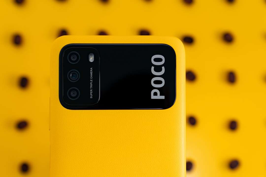 gul och svart digital enhet pussel på nätet