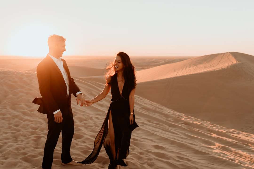 homme et femme tenant par la main en marchant sur la plage puzzle en ligne