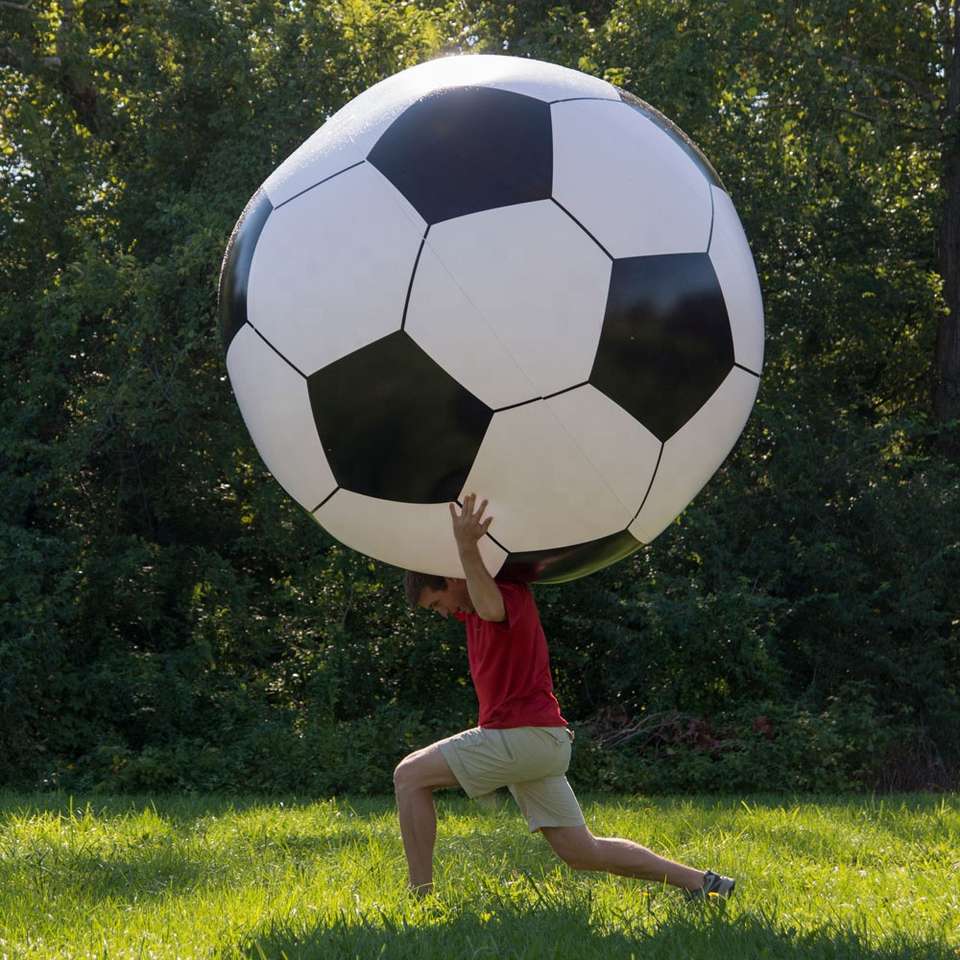 мальчик играет с мячом пазл онлайн
