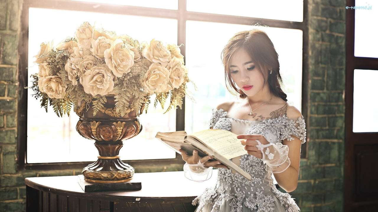 fille asiatique avec un livre puzzle en ligne