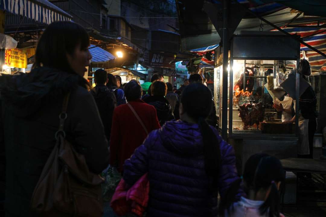 άτομα που περπατούν στο δρόμο κατά τη διάρκεια της νύχτας online παζλ