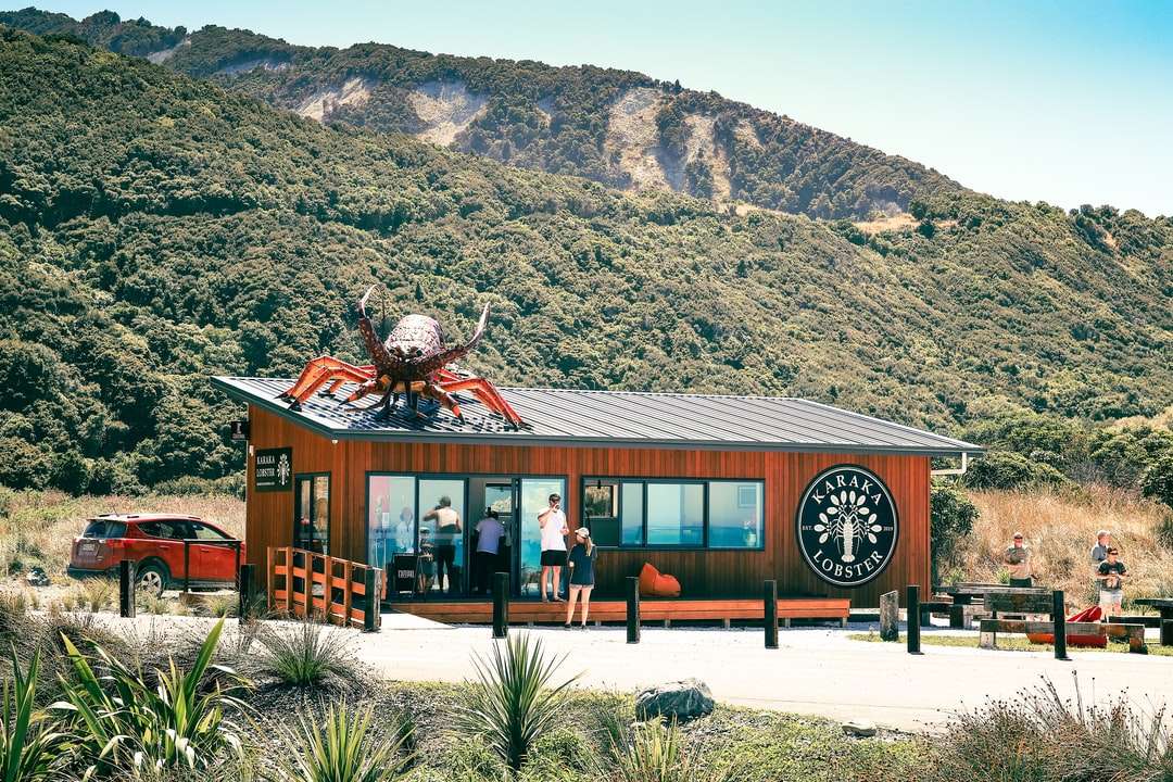 καφέ ξύλινο σπίτι κοντά στο βουνό κατά τη διάρκεια της ημέρας παζλ online