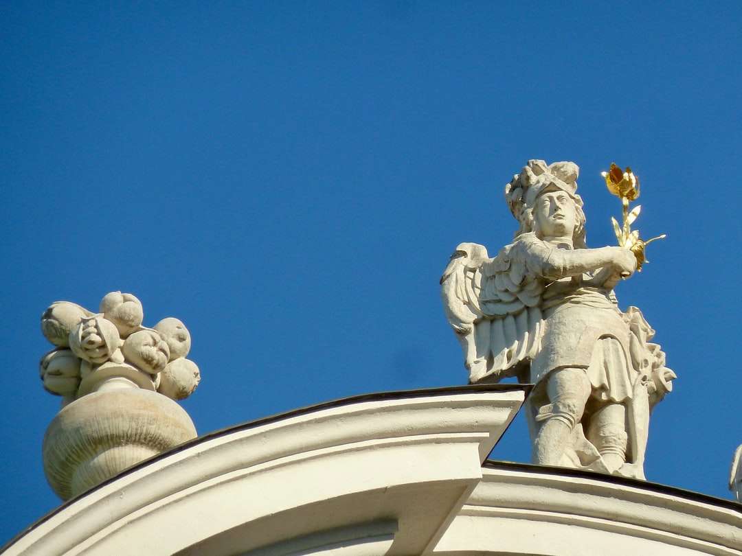 wit betonnen standbeeld onder de blauwe hemel overdag online puzzel
