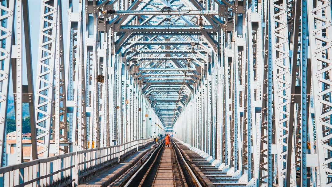 белый металлический мост в дневное время пазл онлайн
