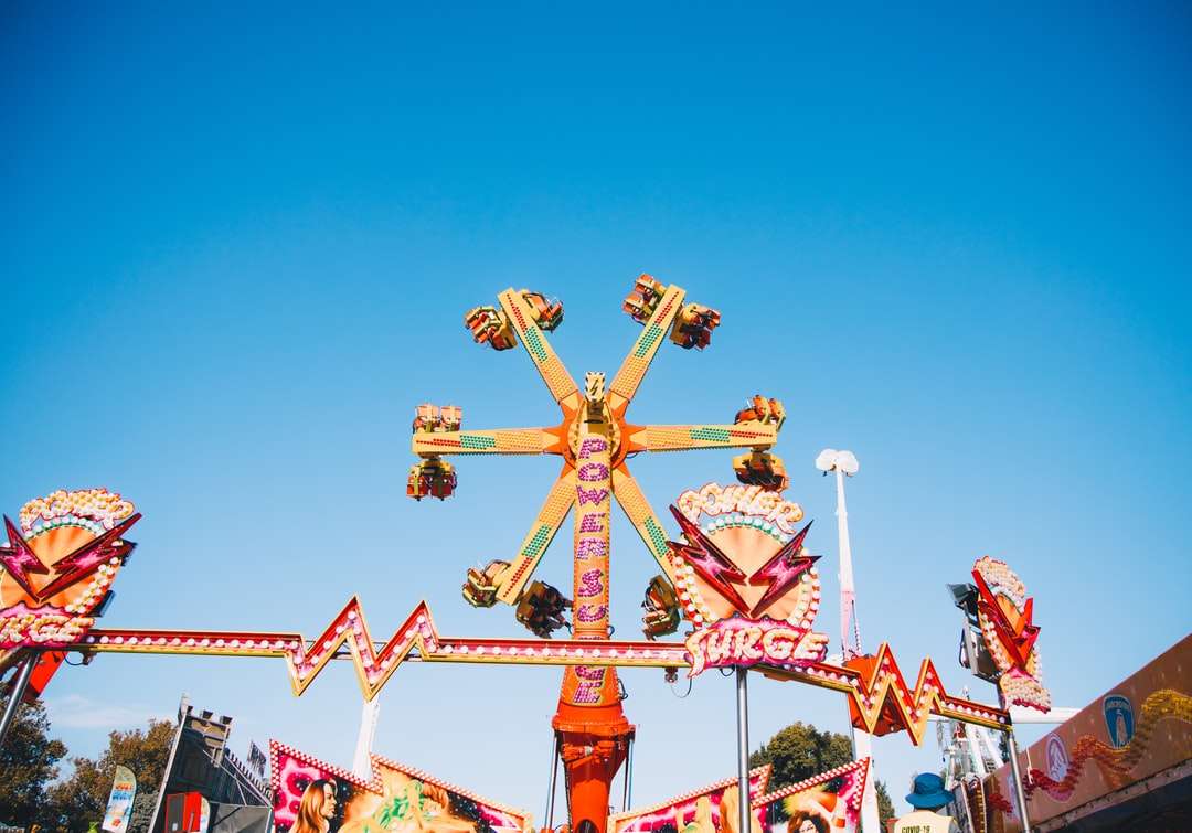 jízda červeným a žlutým kovovým zábavním parkem pod modrou oblohou skládačky online