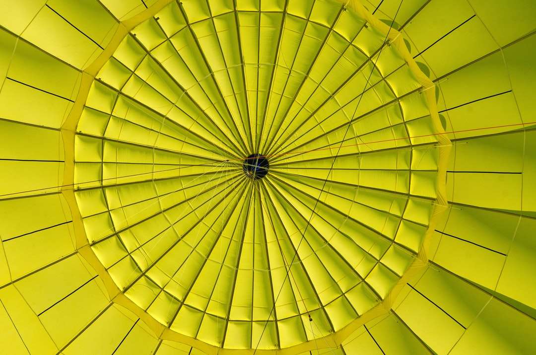 жълт и бял кръгъл таван онлайн пъзел