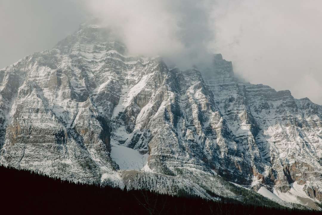 hóval borított hegy napközben online puzzle