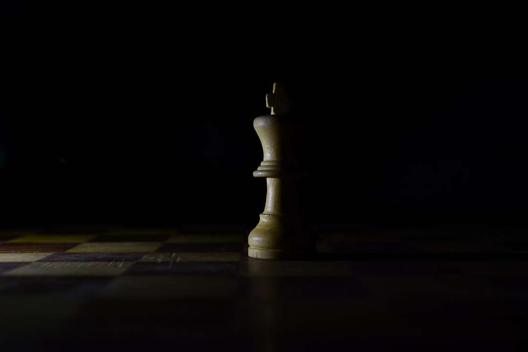 біла шахова фігура на шаховій фігурі пазл онлайн