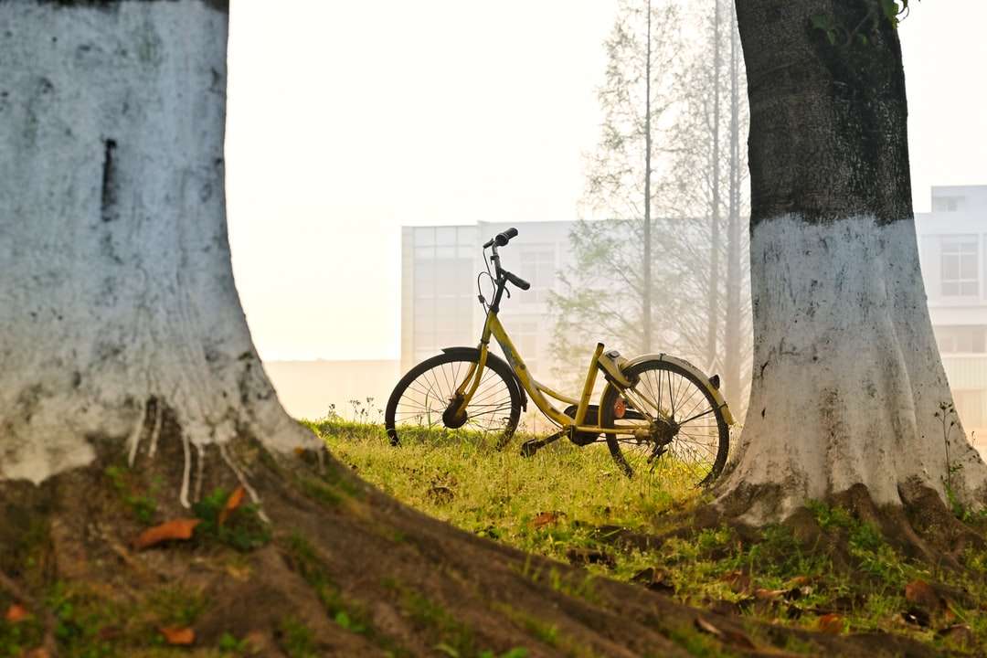 Vélo jaune et noir sur champ d'herbe verte puzzle en ligne