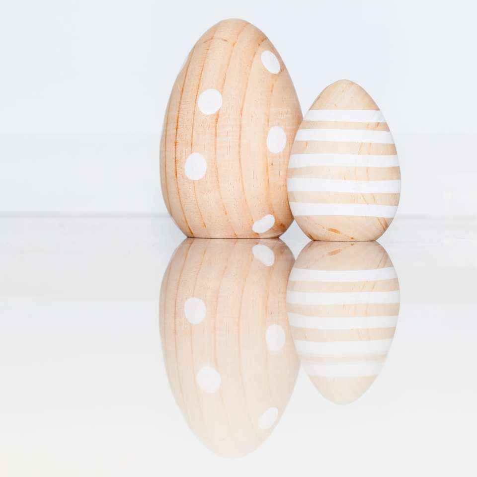 茶色の木製の卵形の装飾 ジグソーパズルオンライン