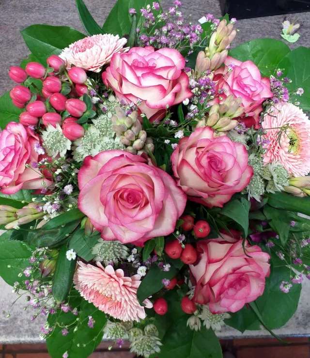 Gemengd kleurrijk boeket van roze bloemen online puzzel