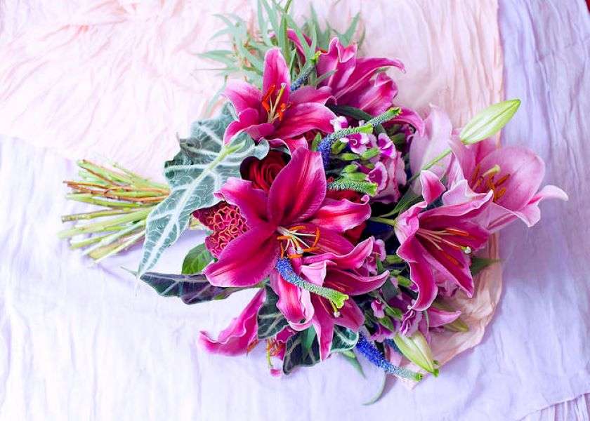 Змішаний букет різнокольорових квітів пазл онлайн