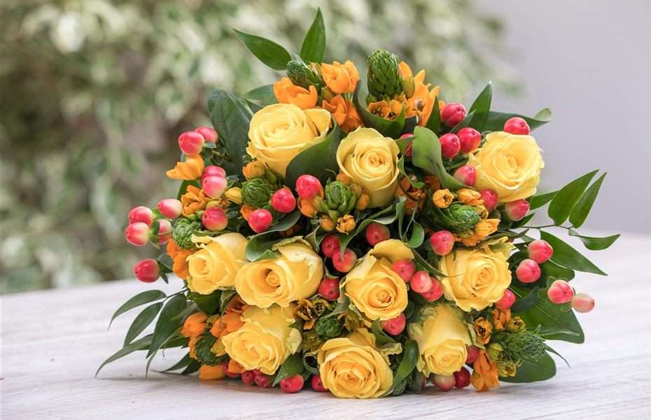 Змішаний букет різнокольорових квітів онлайн пазл