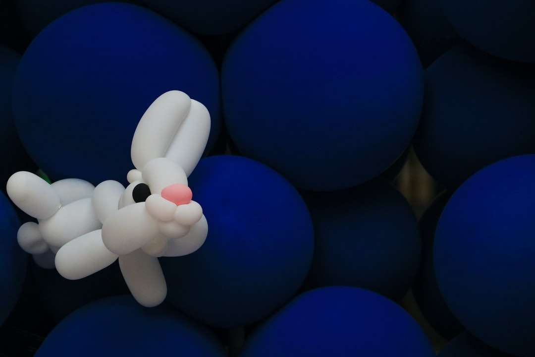 bílé a modré balónky na modrém textilu skládačky online