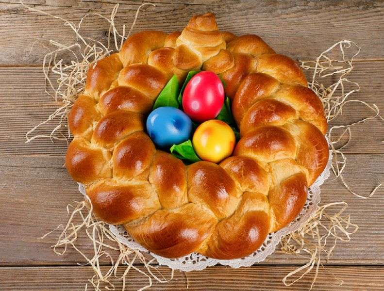Tresse de Pâques avec des oeufs colorés puzzle en ligne