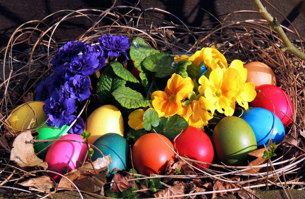Пасха Пасхальная корзинка с крашеными яйцами и первоцветами пазл онлайн