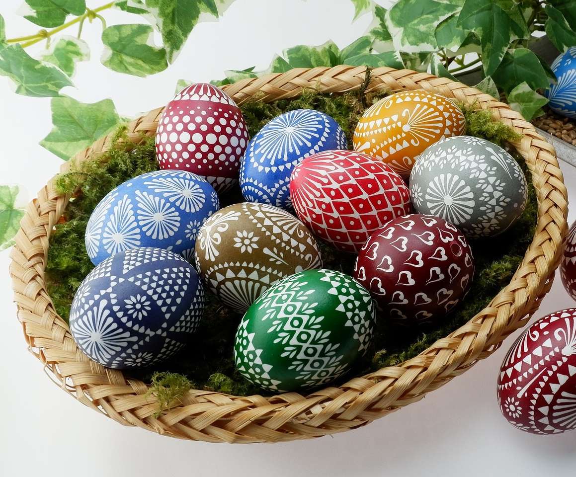 Huevos de Pascua polacos de Pascua en la canasta rompecabezas en línea