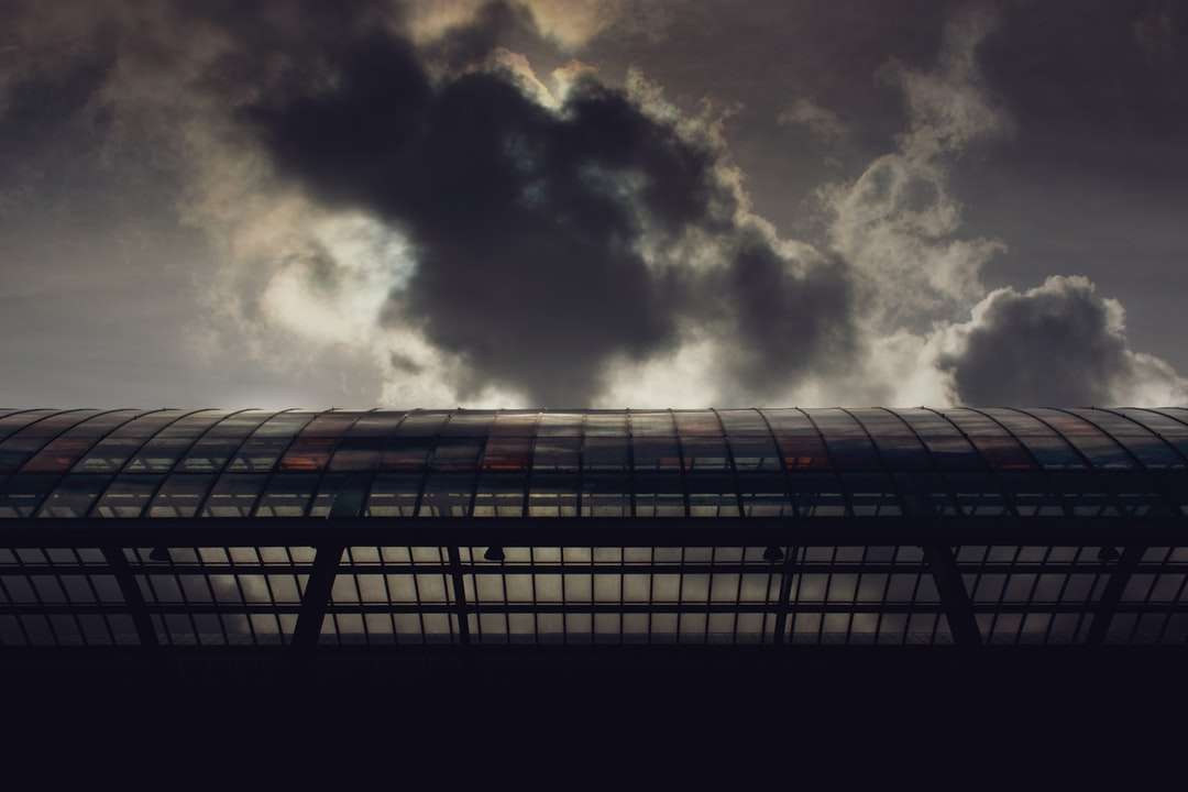 alacsony szögű fotózás sokemeletes épület felhős ég alatt online puzzle