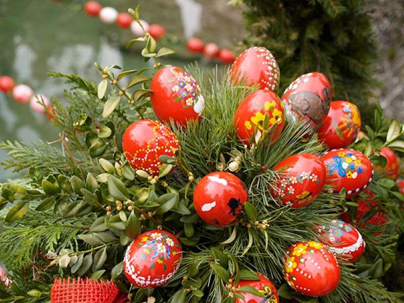 Paște Paște palmier cu ouă roșii decorate puzzle online
